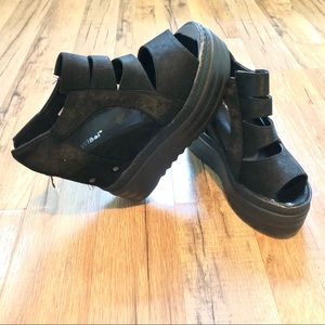 Platform heeled open toe shoe